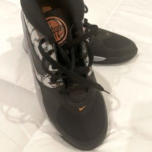Boys Nike basketball shoes size 4.5 NWOT